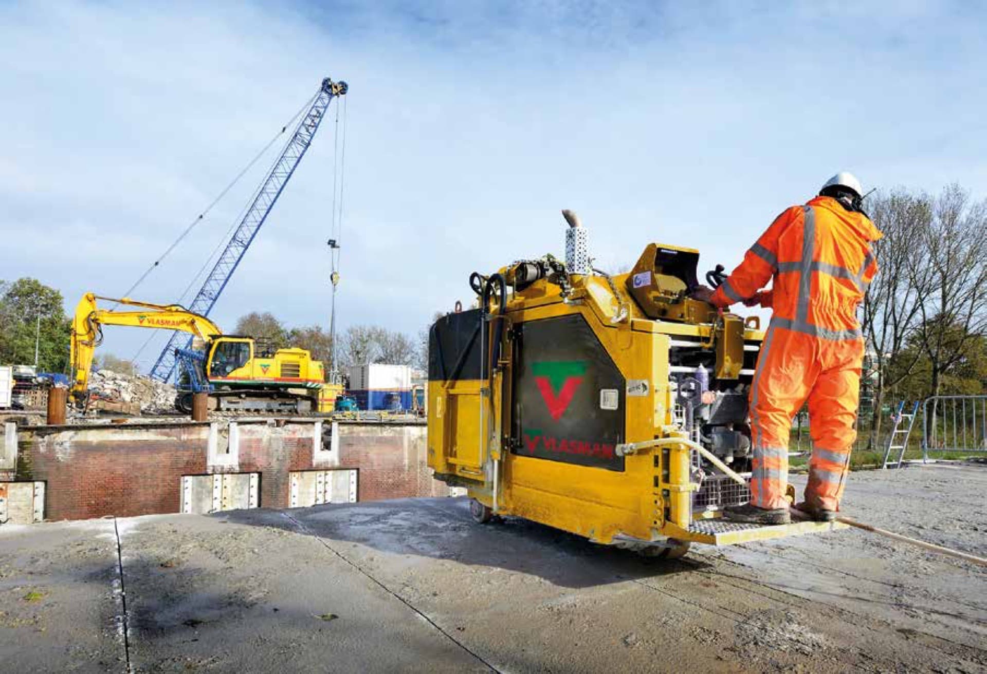Vlasman-machinist bedient een betonzaagmachine