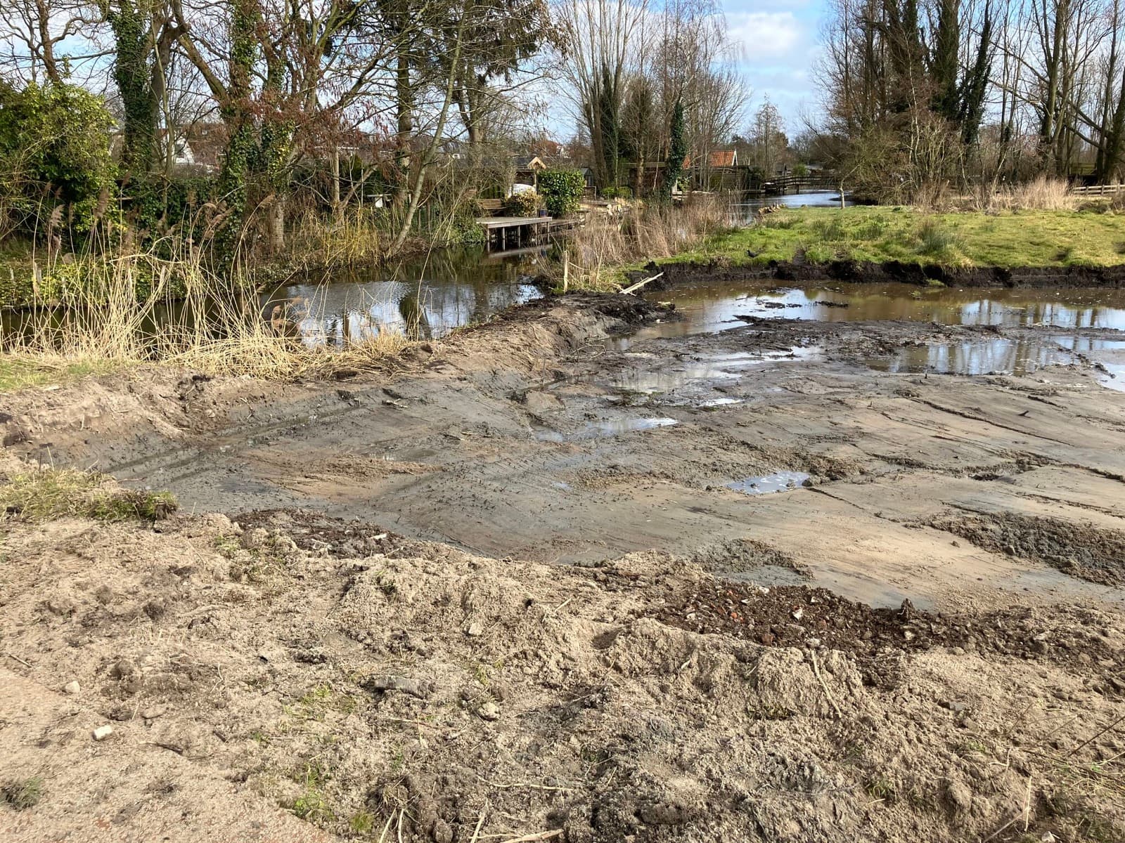 Afgegraven grond bij een bodemsanering van Vlasman